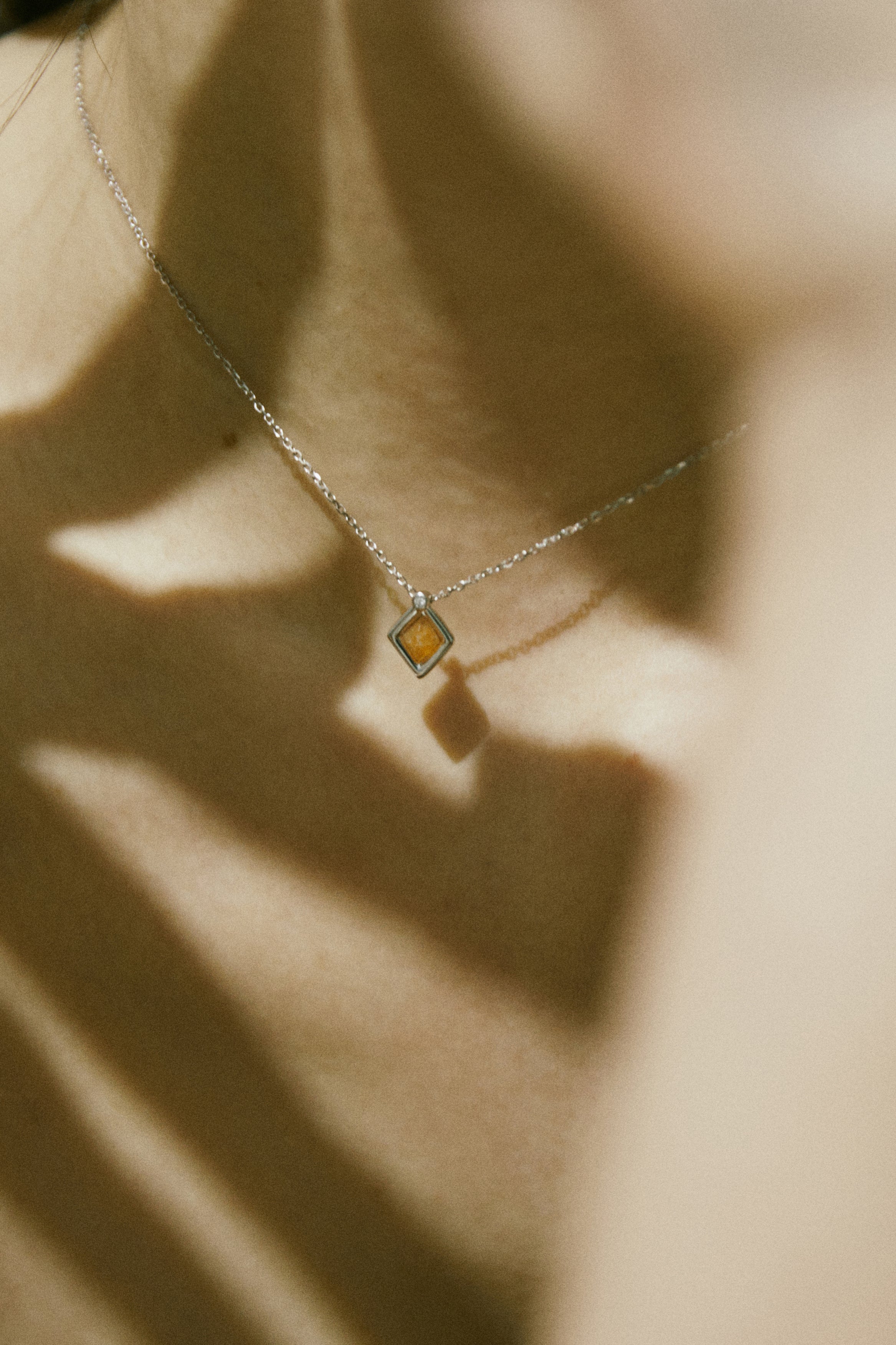 迷你永恒橙石英银项链