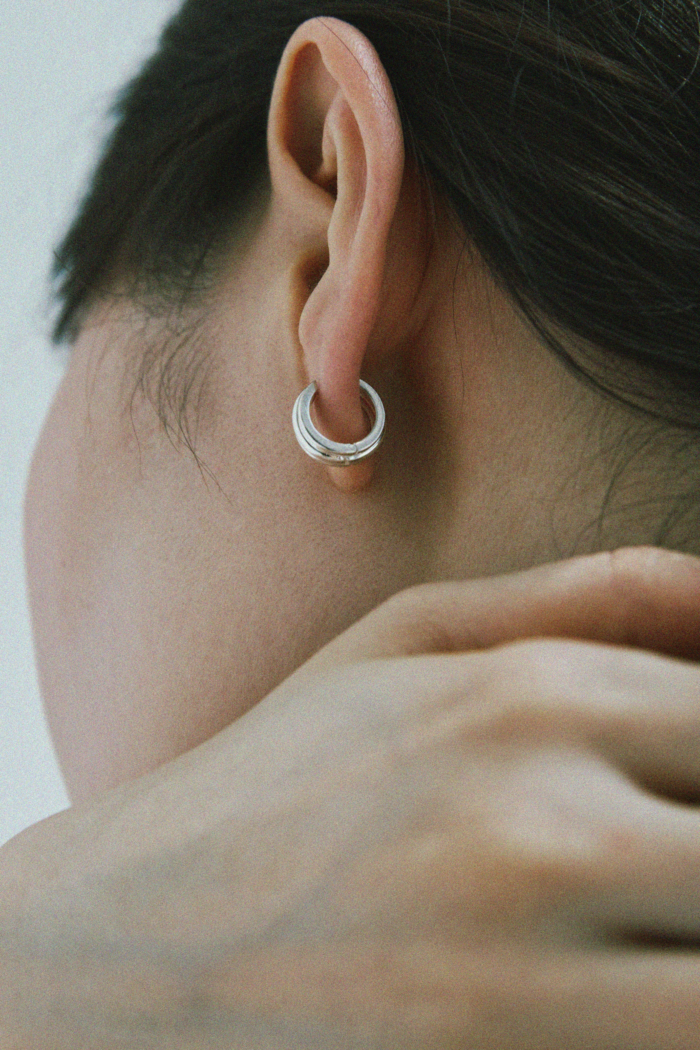 丸みを帯びた陶器の一押しイヤリング