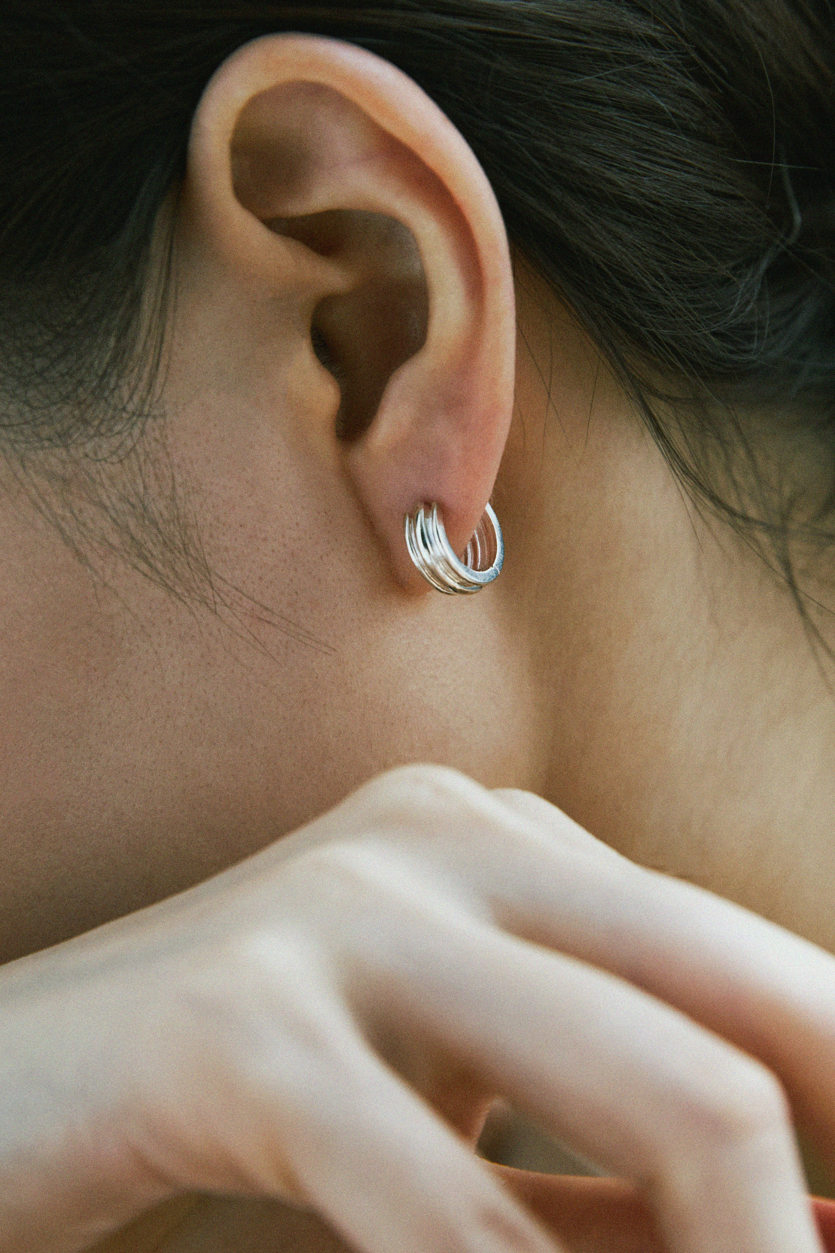 丸みを帯びた陶器の一押しイヤリング