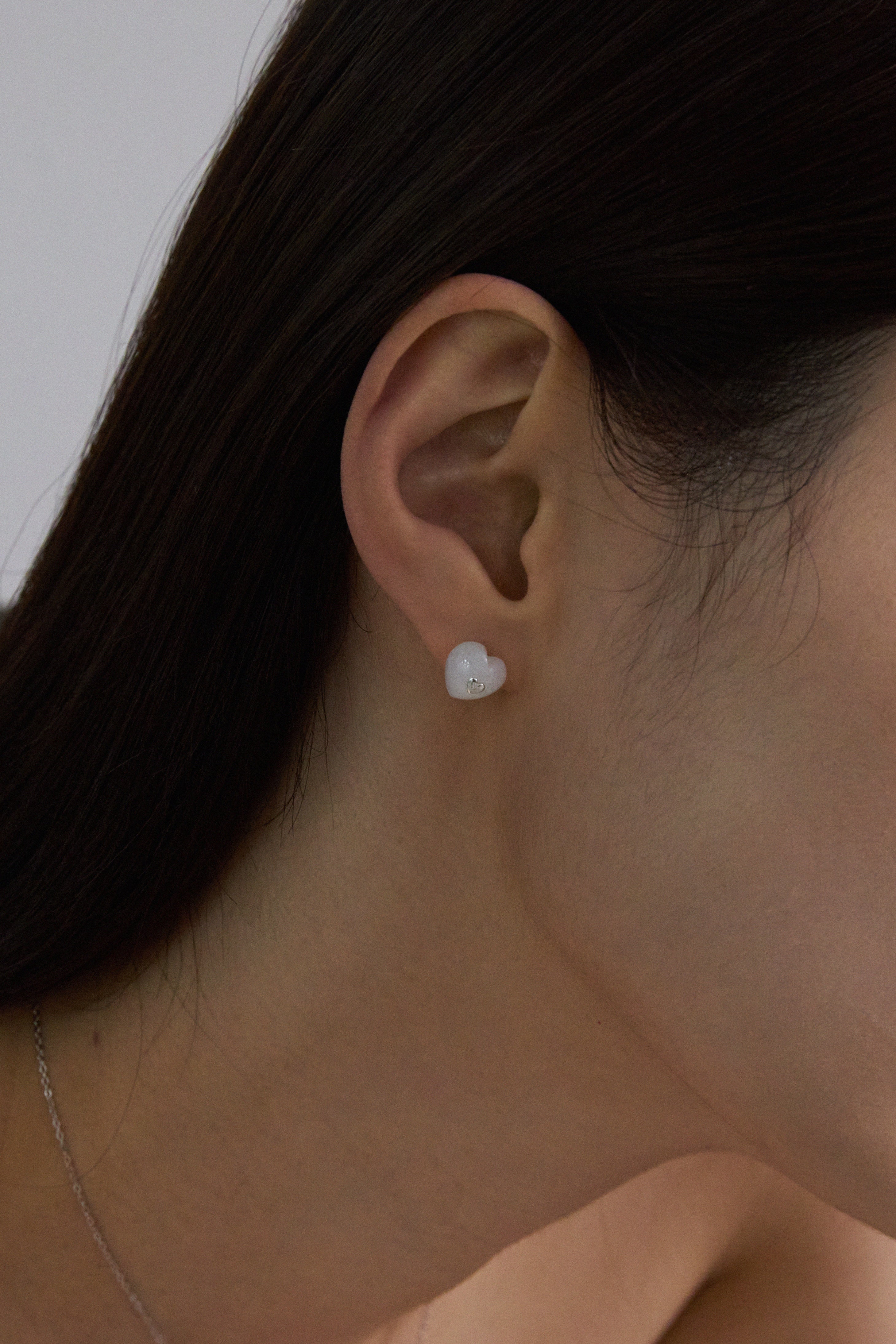 とてもヴィンテージなホワイトクォーツのシルバーのハートイヤリング