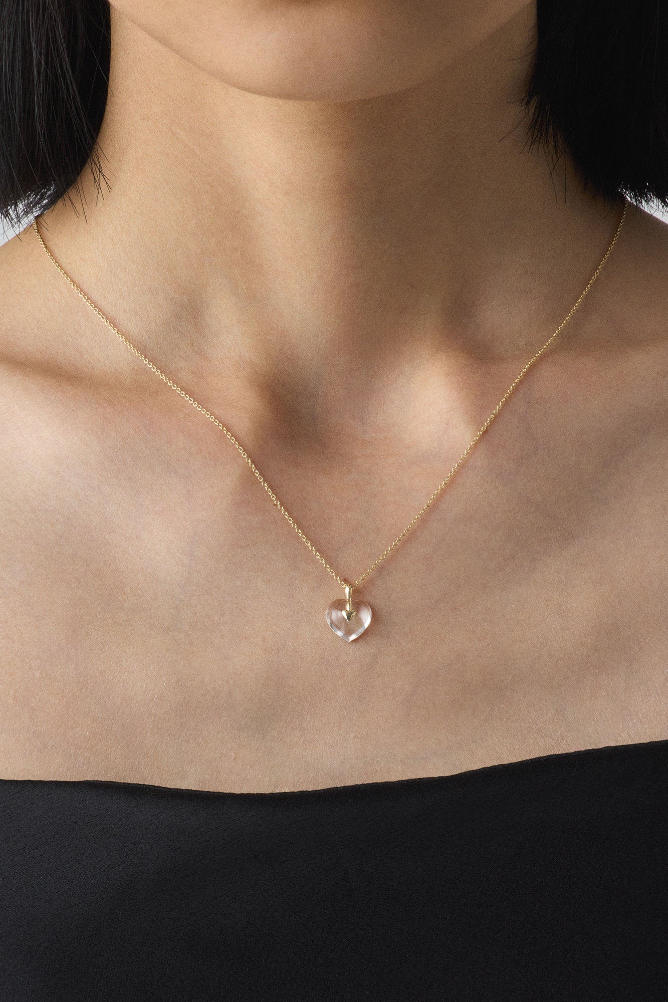とてもヴィンテージな無色ゴールドのハートペンダントネックレス