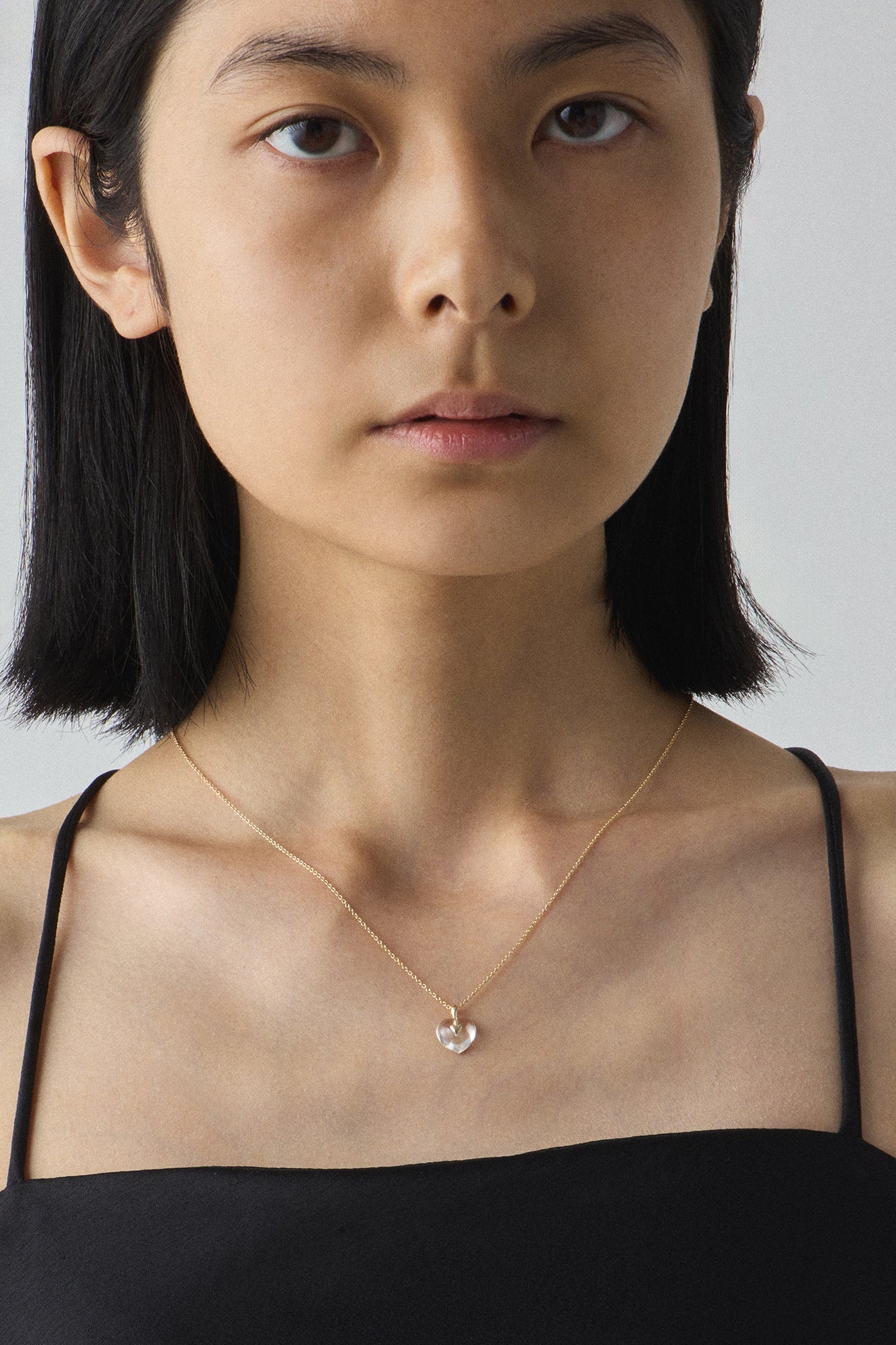 とてもヴィンテージな無色ゴールドのハートペンダントネックレス