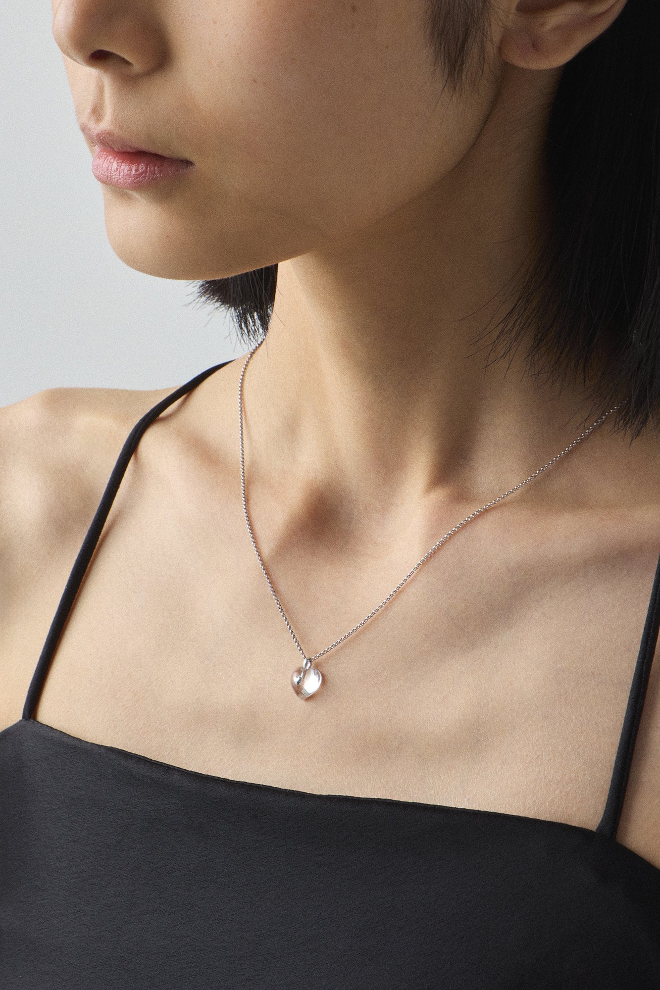 非常复古无色银心形吊坠项链