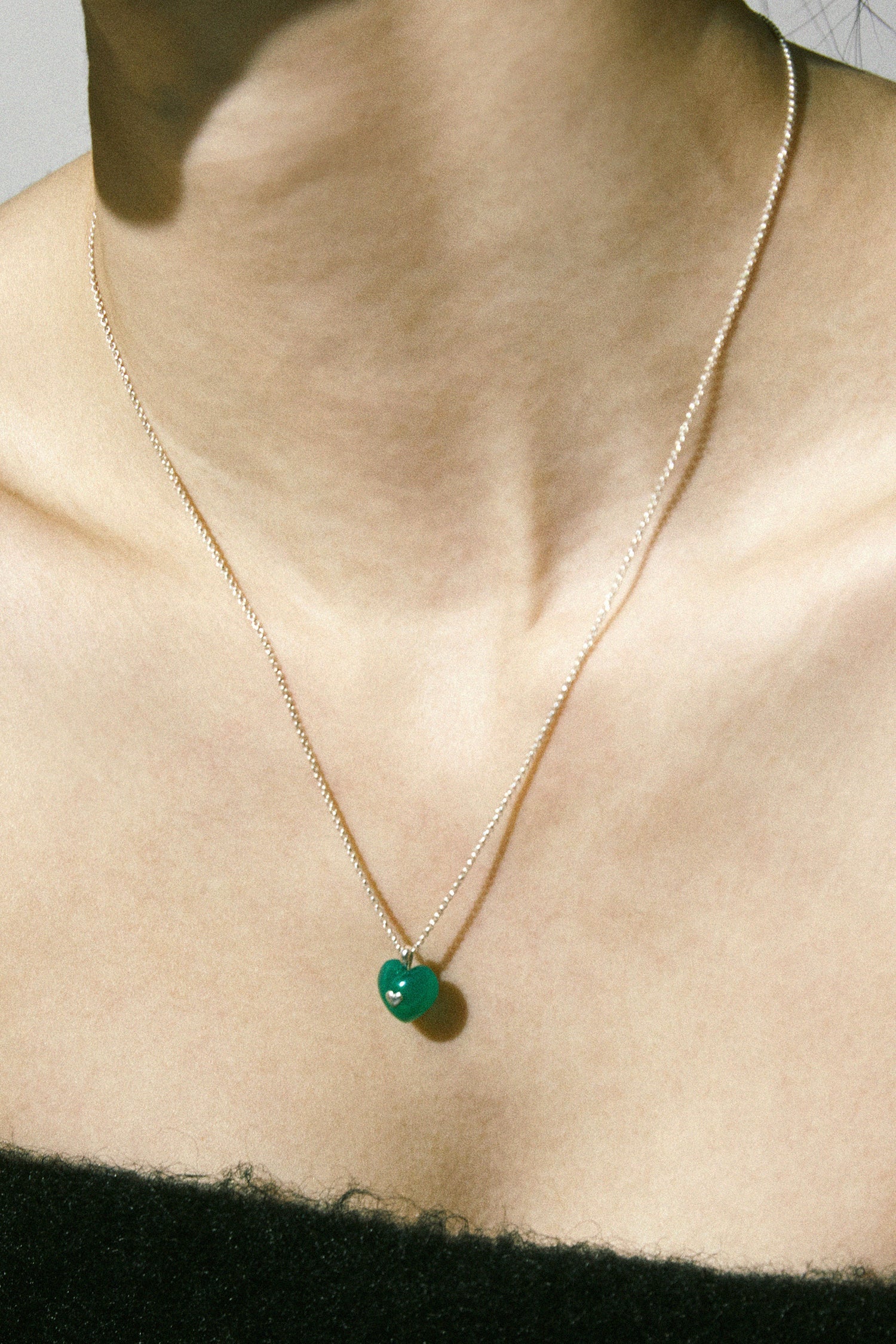 とてもヴィンテージなグリーンカルセドニーのシルバーハートペンダントネックレス