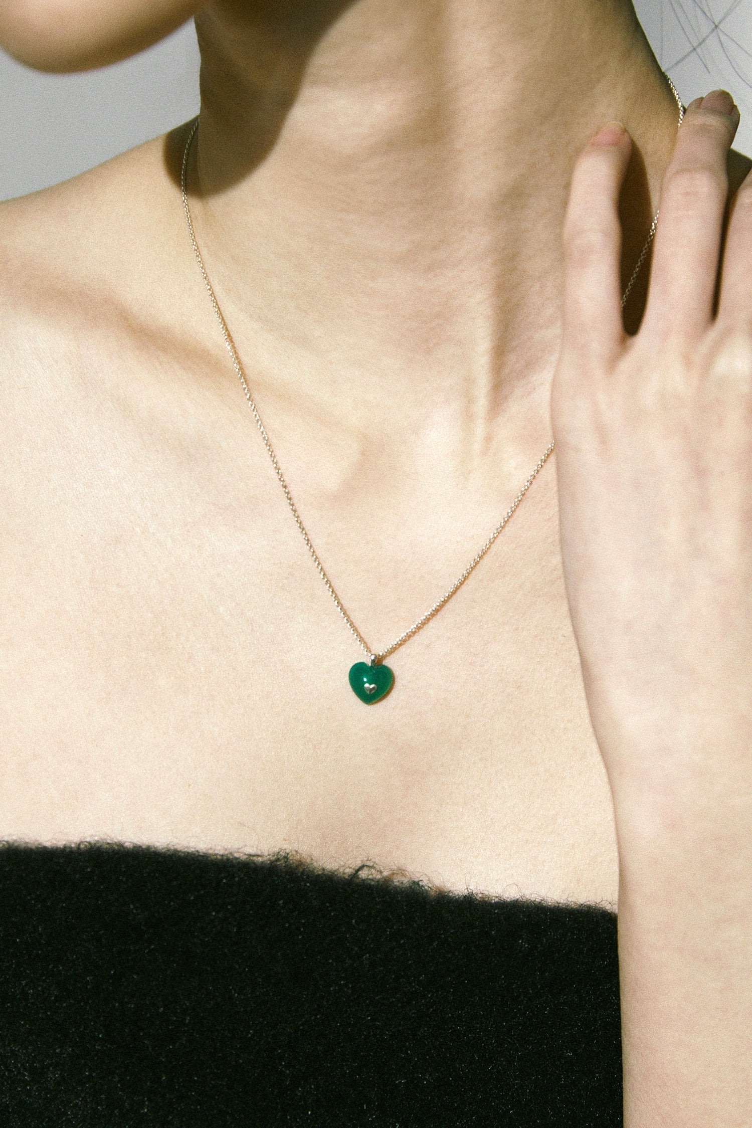 قلادة قلادة قلب فضية من الكالسيدوني الأخضر العتيق جدًا