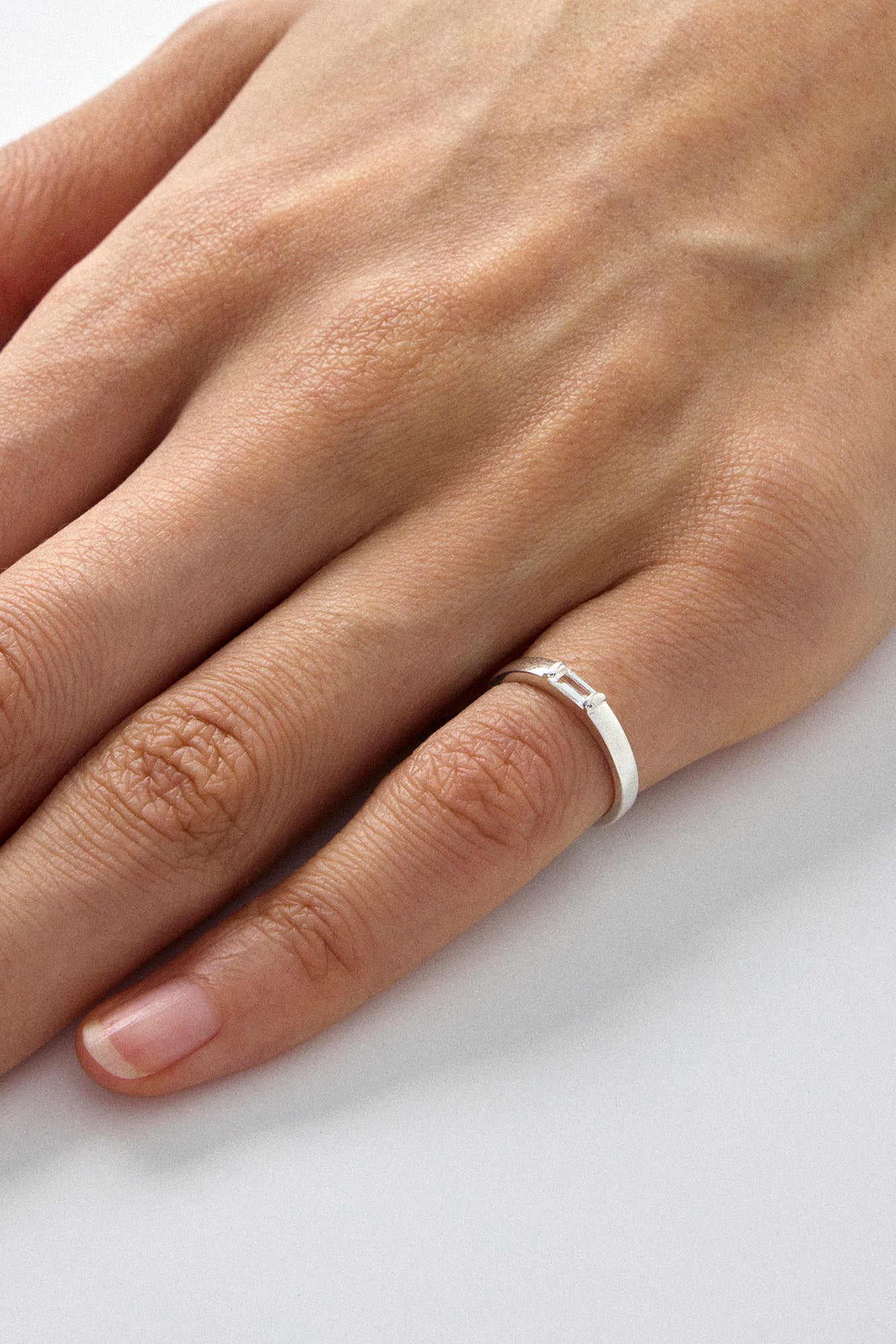 白蓝宝石小指戒指